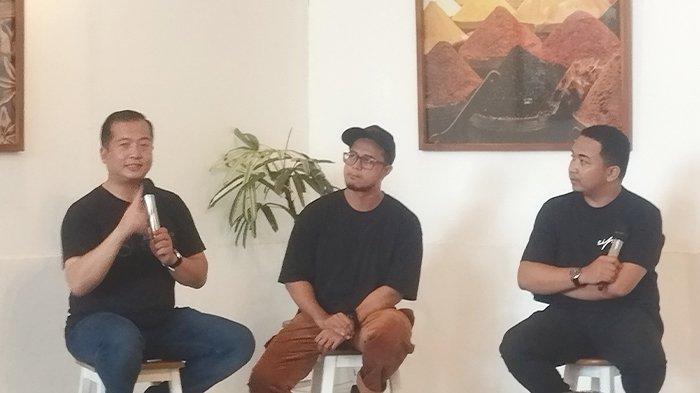 Juru bicara Kementerian Luar Negeri (Kemenlu) Lalu Muhammad Iqbal (kiri) saat berdialog dengan pelaku wisata di Mataram, Minggu (17/12/2023).