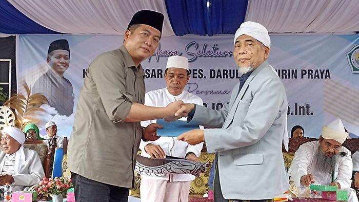 Lalu Muhamad Iqbal bersama Ketua Yayasan Ponpes Darul Muhajirin dalam acara  silaturrahmi akhir tahun, Minggu (24/12/2023).