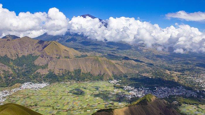 Pemandangan dari udara lansekap Desa Sembalun, Kecamatan Sembalun, Lombok Timur dengan latar belakang Gunung Rinjani yang sebagian tertutup awan, 2 Oktober 2020.