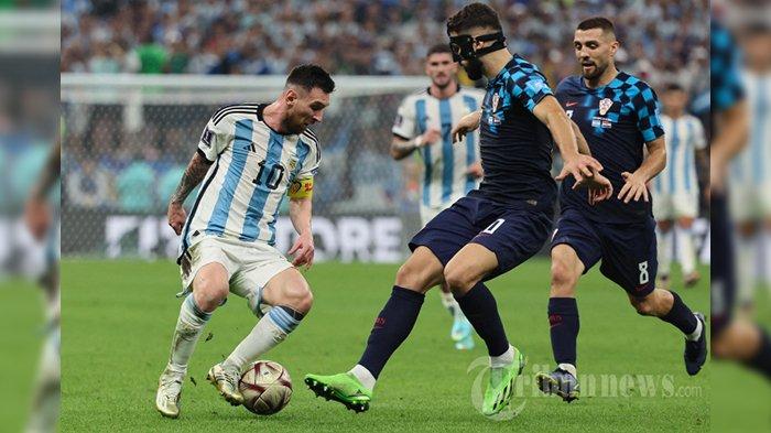 Lionel Messi (Kiri) berebut bola dengan bek Kroasia Josko Gvardiol (Tengah) dan gelandang Kroasia Mateo Kovacic pada pertandingan semifinal sepak bola Piala Dunia Qatar 2022 antara Argentina dan Kroasia di Stadion Lusail di Lusail , utara Doha. Selasa (13 Desember 2022).