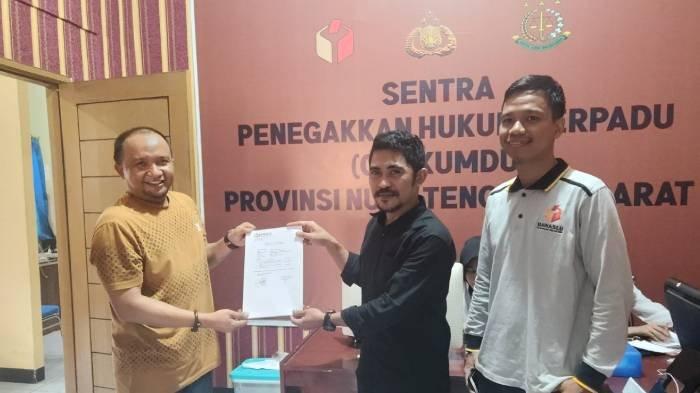 Direktur Logis NTB M Fihiruddin menyampaikan laporan dugaan kampanye di masa tenang dan netralitas ASN terhadap Kadispar NTB Jamaludin Malady ke Sentra Gakkumdu, Senin (25/11/2024).
