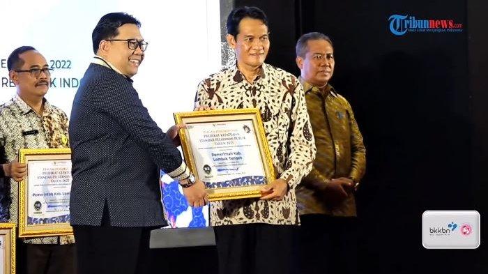 Wakil bupati Lombok Tengah, Nursiah saat menerima penghargaan kategori daerah paling konsisten mempertahankan status kepatuhan terhadap standar pelayanan publik tahun 2022 dari Ombudsman, Kamis (16/2/2023) di Hotel Lombok Raya.