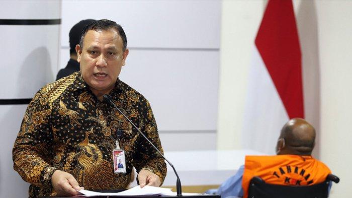 Ketua Komisi Pemberantasan Korupsi (KPK), Firli Bahuri memberikan keterangan pers dengan menghadirkan tersangka kasus suap, Gubernur Papua, Lukas Enembe (kanan) yang mengenakan rompi tahanan KPK dengan tangan diborgol dan menggunakan kursi roda, di RSPAD Gatot Subroto, Jakarta Pusat, Rabu (11/1/2023).