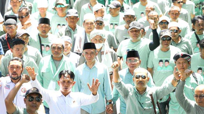 Ribuan pendukung membanjiri jalanan untuk mengiringi pasangan calon bupati Syamsul Luthfi dan wakil bupati  Abdul Wahid, mendaftarkan diri ke Komisi Pemilihan Umum (KPU) Lombok Timur, Rabu (28/8/2024).