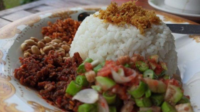 Menu Nasi Lindung di Warung Jamaq-jamaq, Kota Mataram