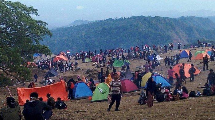 Para pengunjung di objek wisata Bukit Pundu Nence.