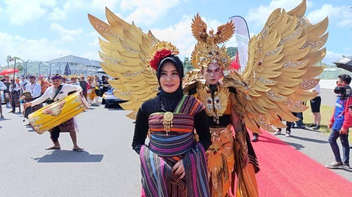 EVENT BALAP DUNIA - Berbagai macam tarian dan busana tampil pada opening ceremony Race 2 GT World Challenge Asia 2025 di Sirkuit Mandalika, Minggu (11/5/2025).