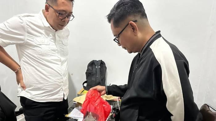 Kabid SMK Dikbud NTB Ahmad Muslim (kiri) diperiksa bersama barang bukti uang tunai Rp50 juta, Rabu (11/12/2024).