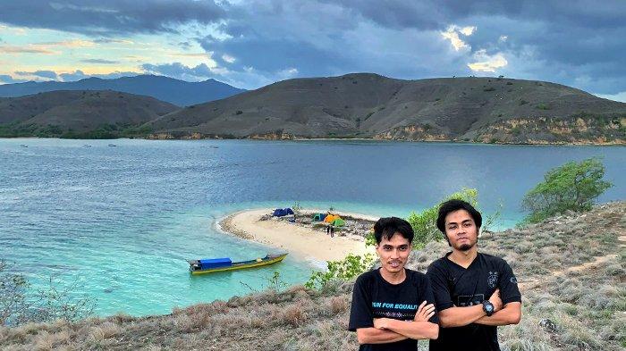 Pengunjung berfoto dengan latar belakang Pantai Nisa Ndoko, di Desa Lambu, Kecamatan Lambu, Kabupaten Bima, Minggu, (28/1/2024).