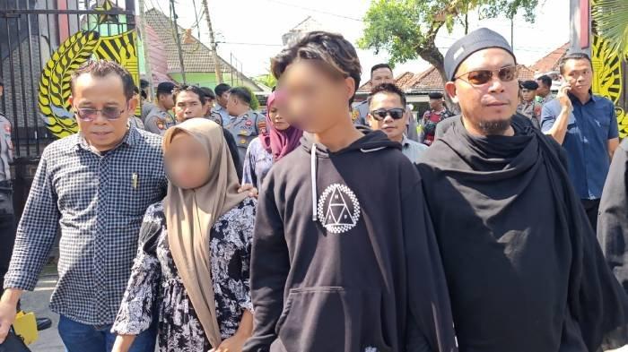 DIPERIKSA POLISI - Siswi kelas 1 SMP inisial YL (kedua dari kiri) dengan siswa SMK putus sekolah inisial RD (ketiga dari kiri) yang pernikahannya viral di media sosial berjalan memasuki Polres Lombok Tengah didampingi kuasa hukumnya Muhanan (paling kiri), Selasa (27/5/2025).