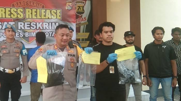 Kapolres Bima Kota AKBP Yudha Pranata menunjukkan barang bukti penusukan peserta kampanye Man-Feri dalam jumpa pers di halaman Mapolres Bima Kota, Jumat (21/11/2024).