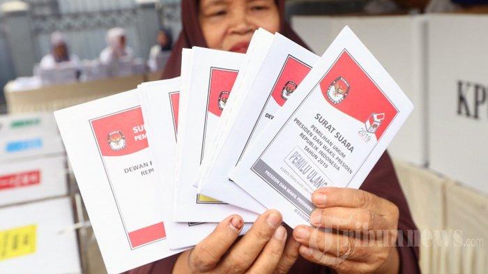 Seorang pemilih menunjukkan surat suara saat mengikuti Pemungutan Suara Ulang (PSU) Pemilu 2019 di TPS 71 Ciputat Timur, Tangerang Selatan, Banten, Rabu (24/4/2019).