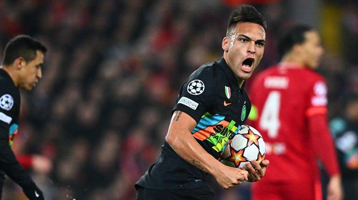 Penyerang Inter Milan Lautaro Martinez merayakan gol dalam laga melawan Liverpool di Anfield, Rabu (9/3/2022) dini hari.