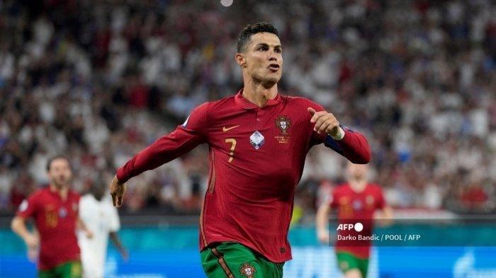 Penyerang Portugal Cristiano Ronaldo melakukan selebrasi setelah mencetak gol tendangan penalti pada pertandingan sepak bola Grup F UEFA EURO 2020 antara Portugal dan Prancis di Puskas Arena di Budapest pada 23 Juni 2021.