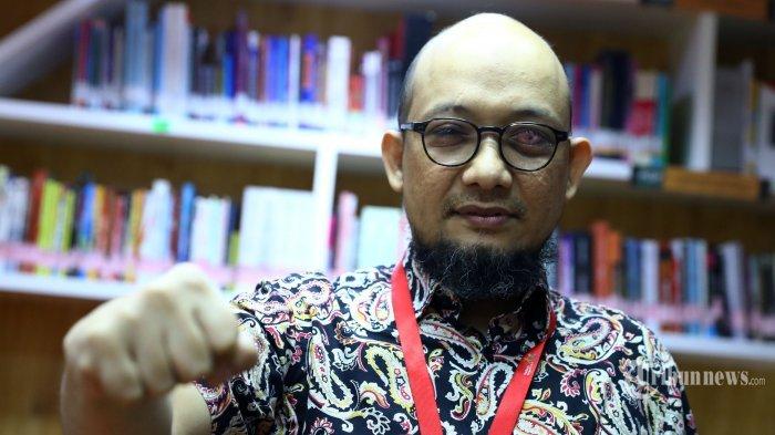 Penyidik senior Komisi Pemberantasan Korupsi (KPK) Novel Baswedan berpose usai wawancara khusus dengan Tribunnews di Gedung KPK, Jakarta, Jumat (19/6/2020). TRIBUNNEWS/IRWAN RISMAWAN