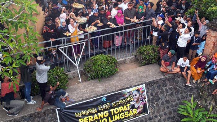 Tradisi Budaya Perang Topat diselenggarakan di Pura Lingsar, Kecamatan Lingsar, Lombok Barat, Senin (27/11/2023).