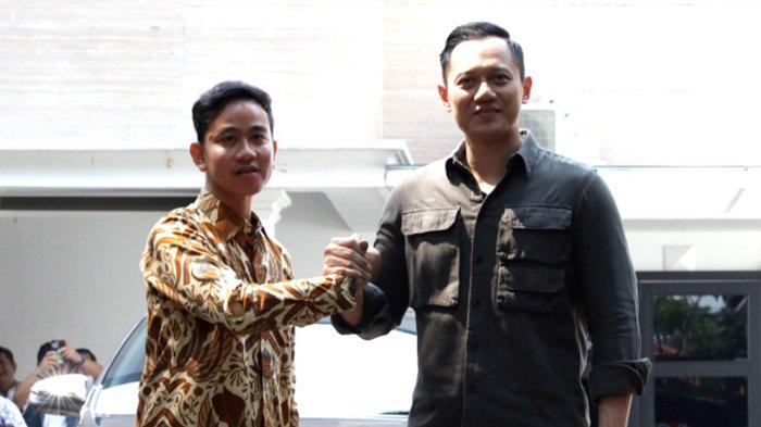 Bakal Cawapres pendamping bakal Capres Prabowo Subianto yang diusulkan Partai Golkar Gibran Rakabuming Raka bersama Ketua Umum Partai Demokrat Agus Harimurti Yudhoyono berjabat tangan usai melakukan pertemuan tertutup di Jakarta, Minggu (22/10/2023). Gibran melakukan safari politik ke sejumlah Ketum partai Koalisi Indonesia Maju, usai mendapatkan dukungan sebagai Bakal Cawapres pendamping Prabowo dari Partai Golkar.