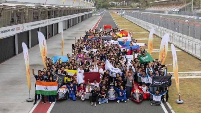 Pose foto bersama peserta Shell Eco-marathon Asia-Pacific and the Middle East 2024 di Sirkuit Mandalika, Rabu (3/7/2024).