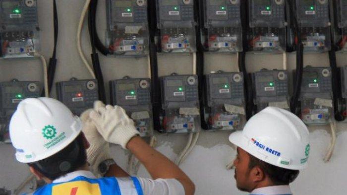 Petugas PLN UIW NTB memeriksa salah satu KWh meter listrik.