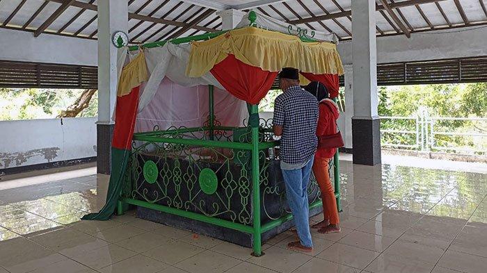 Peziarah lokal terlihat mengisi sejumlah tempat duduk di makam keramat Batu Layar.