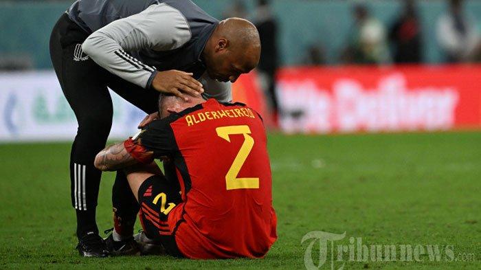 Asisten pelatih Timnas Belgia asal Prancis, Thierry Henry (kiri) memeluk bek Timnas Belgia #02 Toby Alderweireld usai laga sepak bola Grup F Piala Dunia 2022 Qatar antara Kroasia melawan Belgia di Stadion Ahmad Bin Ali, di Al-Rayyan, barat Doha, Qatar, Kamis (1/12/2022) waktu setempat. Timnas Belgia gagal melaju ke babak 16 besar.