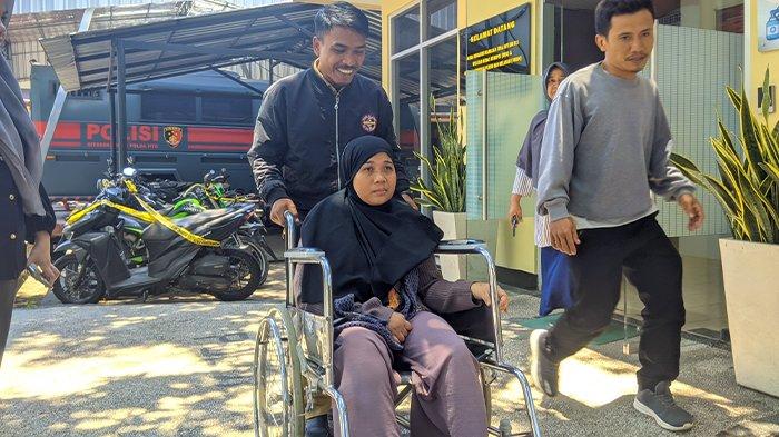 Pekerja Migran Indonesia (PMI) asal Lombok Utara, Budi Hartini (39) menggunakan kursi roda saat melapor dugaan TPPO ke Polda NTB, Senin (25/9/2023).