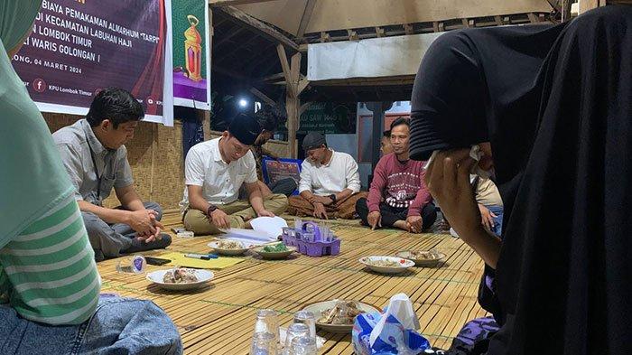 Istri Ketua PPS Desa Tirtanadi Tarpi, Sumaiyah saat menceritakan sosok sang suami dalam kegiatan pemberian santunan kepada petugas Pemilu yang meninggal dunia.