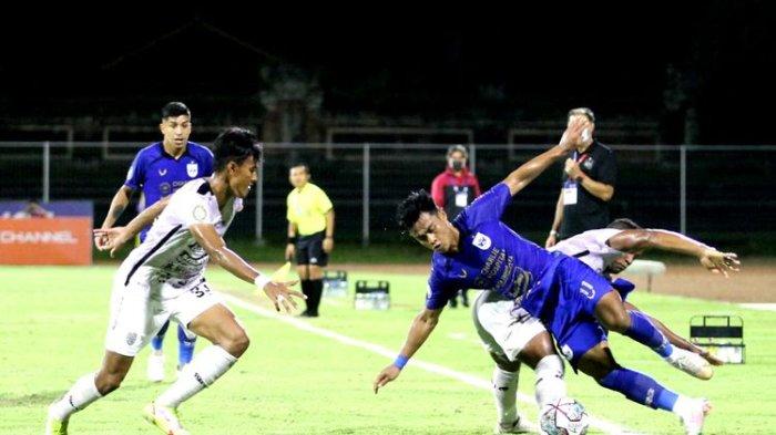 Suasana pertandingan antara PSIS Semarang dan Bali United di Stadion I Gusti Ngurah Rai, Denpasar, Bali, Minggu (20/2/2022) malam.