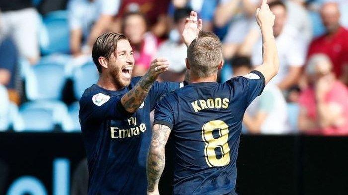 Dua pemain Real Madrid, Sergio Ramos dan Toni Kroos, merayakan gol dalam laga pekan pertama Liga Spanyol kontra Celta Vigo di Stadion Abanca Balaido, Vigo, 17 Agustus 2019.