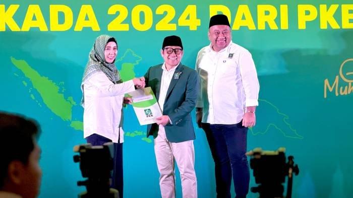 Ketua Umum PKB Muhaimin Iskandar menyerahkan SK rekomendasi kepada calon Gubernur NTB Sitti Rohmi Djalilah didampingi Ketua DPW PKB NTB Lalu Hadrian Irfani di Jakarta, Minggu (18/8/2024).