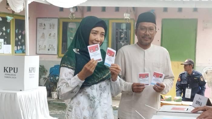 Calon Gubernur Nusa Tenggara Barat (NTB) Nomor Urut 1 Sitti Rohmi Djalilah dan suami Khairul Rizal menggunakan hak pilihnya di Tempat Pemungutan Suara (TPS) 06 Lingkungan Bagek Longgek, Kelurahan Rakam, Lombok Timur, Rabu (27/11/2024).