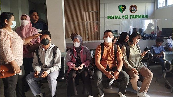 Pengunjung RS Bhayangkara Mataram mengantre pembuatan surat keterangan sehat, surat keterangan bebas narkoba dan surat keterangan rohani, Selasa (2/1/2023).