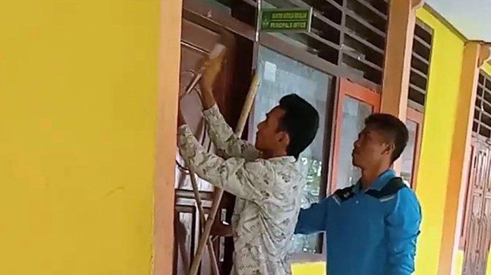Tangkapan layar video guru dan staf SMPN 2 Monta, Kabupaten Bima saat menyegel ruangan kepala sekolah.