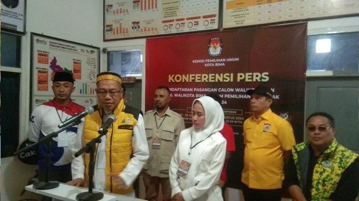 Calon Wali Kota Bima Mohammad Rum menggunakan balutan rompi berwarna kuning, baju putih, dan topi bercorak kuning saat mendaftar Ke Komisi Pemilihan Umum (KPU) Kota Bima, Rabu (28/8/2024).