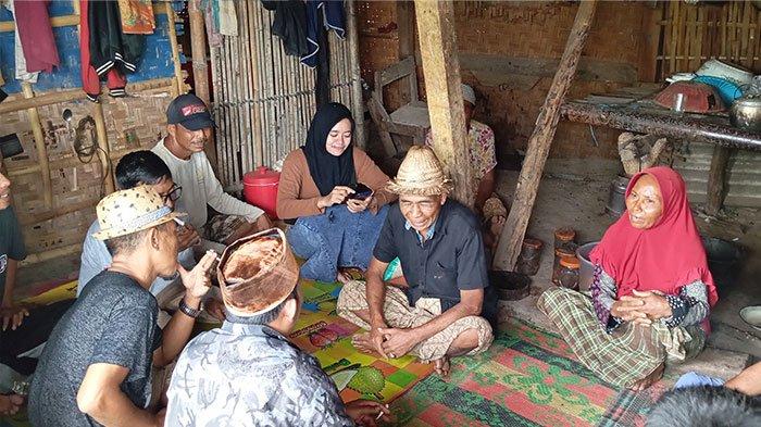 Warga Dusun Lentak II, Desa Rembitan, Kecamatan Pujut, Lombok Tengah Papuq Badong (74) yang tinggal di gubuk reot menerima bantuan, Senin (11/3/2024).