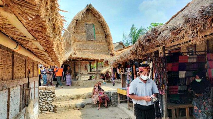 DESA SADE: Suasana aktivitas sehari-hari warga di desa wisata Sade, Lombok Tengah, Kamis (14/10/2021).