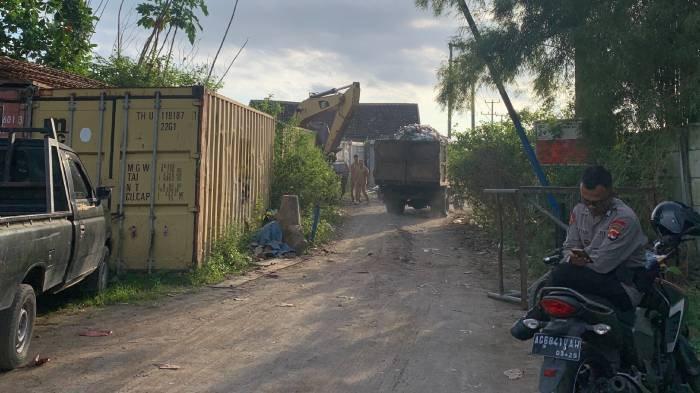 PENANGANAN SAMPAH - Aktivitas pembuangan sampah di penampungan sementara di Kelurahan Tanjung Karang Permai Kecamatan Sekarbela, Kota Mataram, Selasa (3/6/2025).