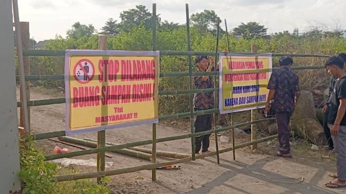 AKSI PROTES - Warga di Kelurahan Tanjung Karang, Permai, Kecamatan Sekarbela, Kota Mataram menggelar aksi protes dengan memasang pagar bambu dan baliho larangan buang sampah, Selasa (3/6/2025).