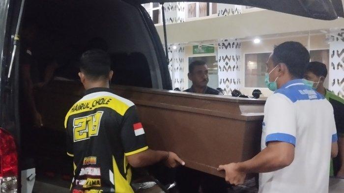 Petugas memasukkan peti jenazah Nurul Izati ke dalam ambulans untuk dipulangkan ke Kabupaten Ende, NTT, Sabtu (29/6/2024).
