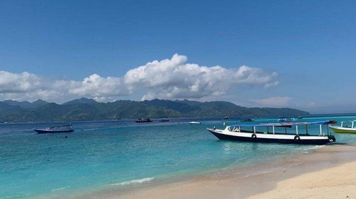 Sejumlah perahu mesin sandar di dekat dermaga Gili Trawangan.