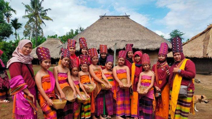 DESA SENARU - Kaum perempuan masyarakat adat Bayan di Desa Senaru, Lombok Utara mengenakan pakaian adat mereka saat menyambut tamu, Kamis (4/11/2021).