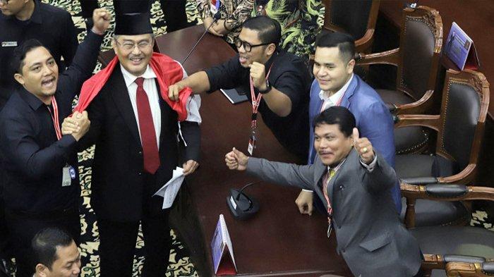 Ketua Majelis Kehormatan Mahkamah Konstitusi (MKMK) Jimly Asshiddiqie diberikan bendera merah putih dari para pelapor usai memimpin jalannya sidang putusan dugaan pelanggaran etik terhadap hakim Mahkamah Konstitusi (MK) di Mahkamah Konstitusi, Jakarta Pusat, Selasa (7/11/2023).