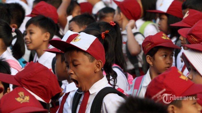 Siswa melakukan upacara sekolah usai libur Hari Raya Idul Fitri di SDN Pesanggrahan 03 pagi, Jakarta, Senin (18/7/2016). Hari pertama masuk sekolah usai libur Hari Raya Idul Fitri diwarnai dengan kegiatan upacara dan halal bihalal, sementara kegiatan belajar belum berjalan dengan normal. TRIBUNNEWS/IRWAN RISMAWAN