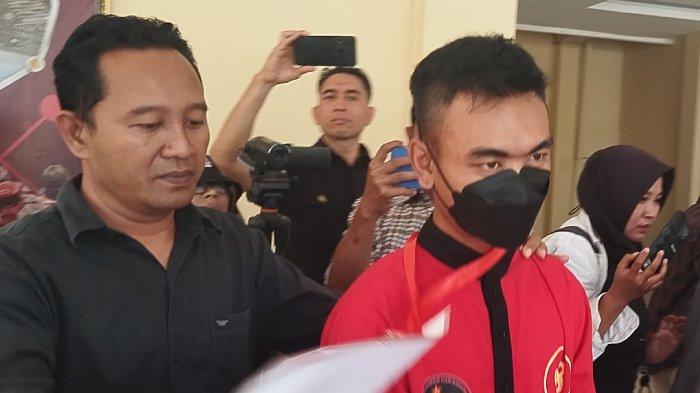 Pria inisial SA (20) asal Sakra, Kabupaten Lombok Timur yang merupakan tersangka kasus kekerasan seksual digiring ke ruang tahanan Polda NTB usai dihadirkan dalam konferensi pers, Kamis (18/7/2024).