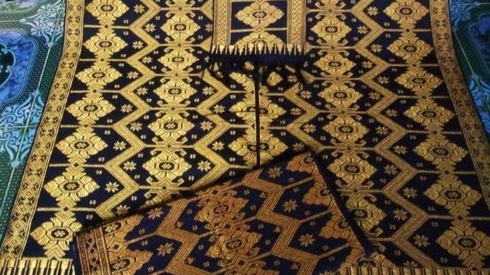 Tenun songket motif Jokowi di Ahmad Gallery, Desa Sukarara, Kecamatan Jonggat, Lombok Tengah.