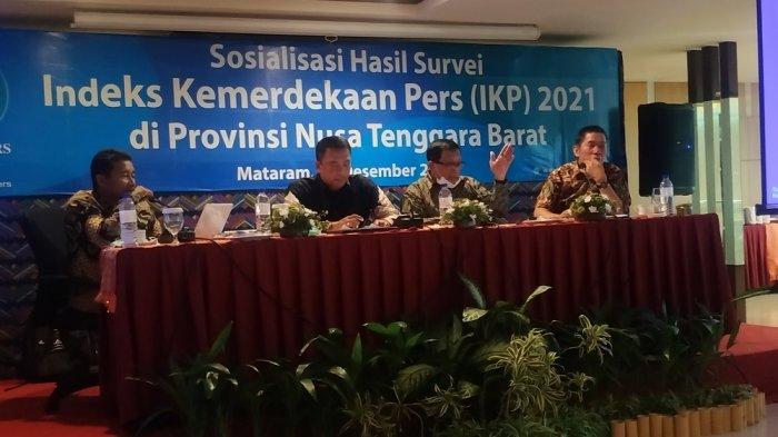 Wakil Ketua Dewan Pers Hendry CH Bangun (dua dari kanan) berbicara dalam acara sosialisasi hasil survei  IKP, di Mataram, Senin (13/12/2021).