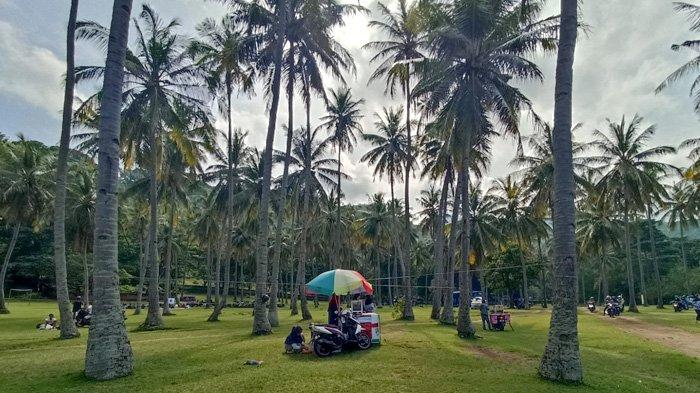 uasana di Pantai Klui pada akhir pekan, dikunjungi banyak wisatawan lokal, Minggu (13/3/2022).