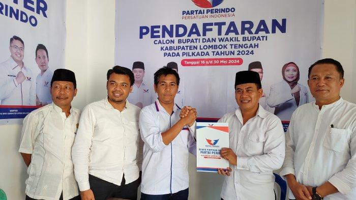 Suasto-Suhaidi mendaftar berpasangan ke Partai Persatuan Indonesia (Perindo) Lombok Tengah, Rabu (22/5/2024).