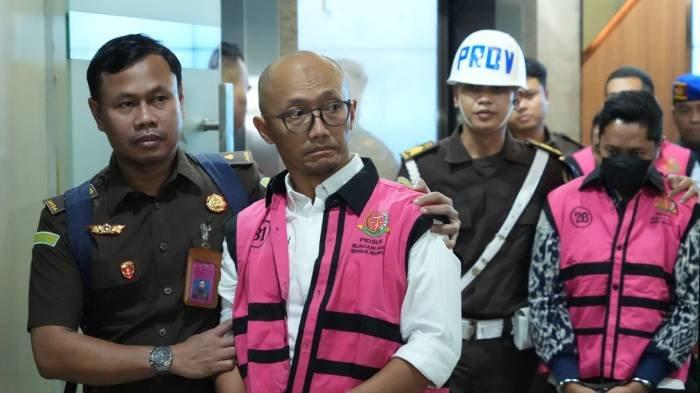 PENAHANAN - Sejumlah tersangka kasus korupsi tata kelola minyak mentah produk kilang PT Pertamina Subholding dan Kontraktor Kontrak Kerja Sama (KKKS) 2018-2023 digiring jaksa usai pemeriksaan di Jakarta, Senin (24/2/2025).