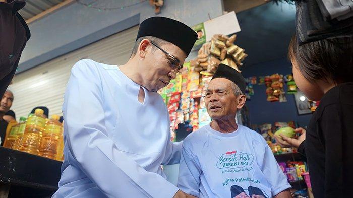 TGB memantau keberadaan APK Ganjar-Mahfud di Dusun Pancor Sanggeng, Kelurahan Sekarteja, Kecamatan Selong, Kabupaten Lombok Timur, Minggu (17/12/2023).